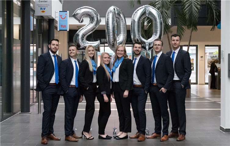 Acht Auszubildende übernehmen für zwei Wochen das Regiment (v.l.): Finn Eichen, Christian Grund, Lara Esch, Alina Weiher, Chiara Seute, Sascha Schmitz, Christoph Backes und Tim Restel. CEW