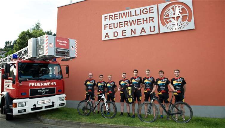 Acht Feuerwehrkameraden stellen sich der sportlichen Herausforderung der grünen Hölle.privat