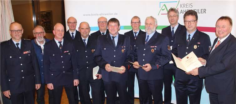 Acht Feuerwehrmänner aus der VG Adenau erhielten das Goldene Feuerwehr-Ehrenzeichen. DU