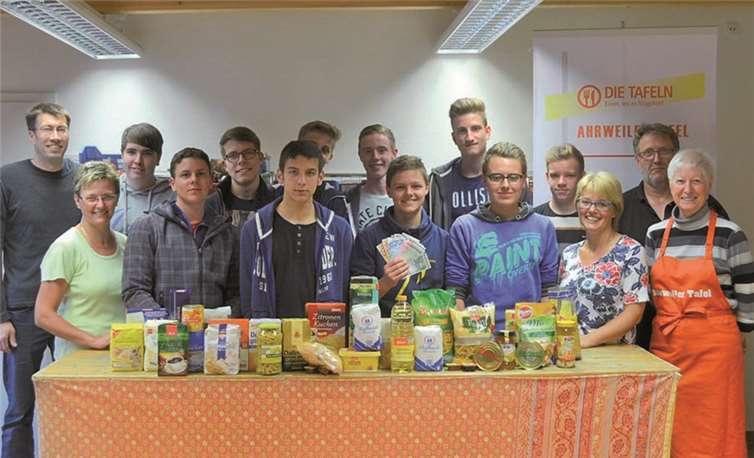 Acht Firmgruppen der Pfarreiengemeinschaft Altenahr unterstützten die „Ahrweiler Tafel“.privat