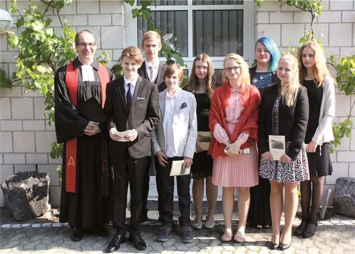 Acht Konfirmanden führte Pfarrer Michael Busch in Rheinbreitbach in die Gemeinschaft ein.DL