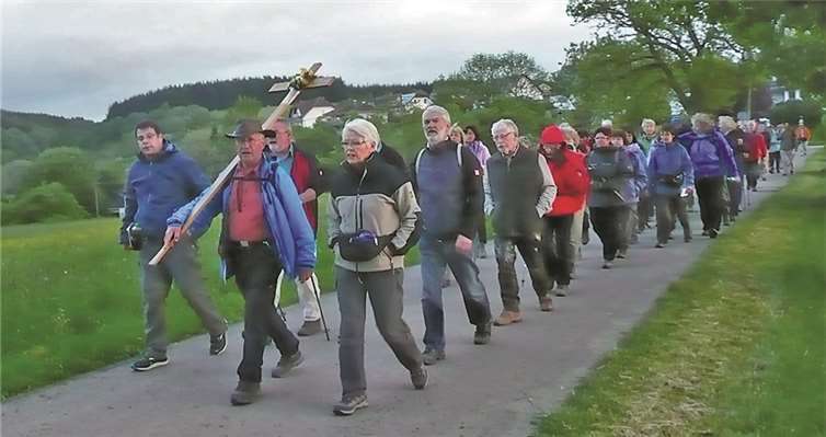 Acht Neupilger, sechs JubilarInnen und Pilgerleiter Heinz-Toni Sesterheim auf dem Weg. privat