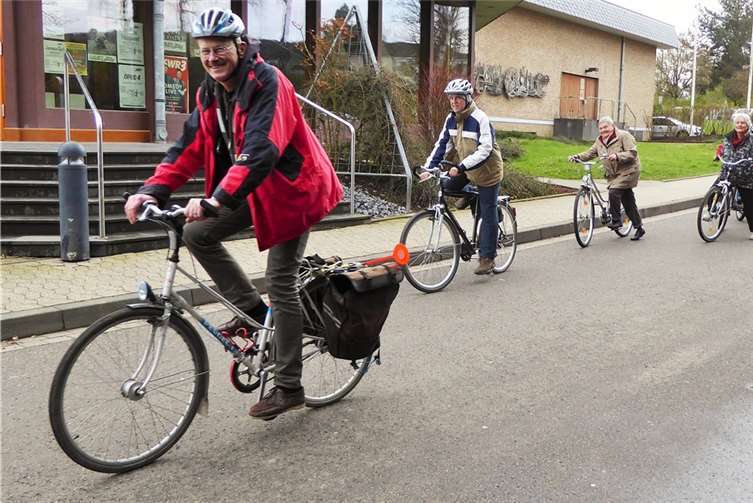 Acht Radler erkundeten unter der Leitung von Jürgen Becker die rechte Rheinseite. privat