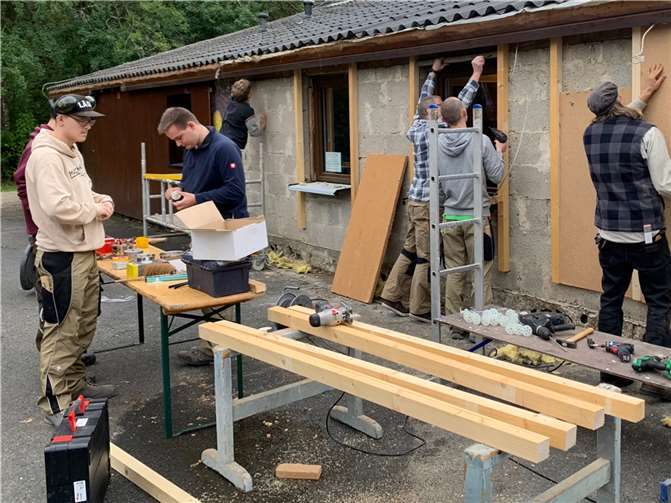 Acht Tischler-Azubis hatten über einige Wochen die sanierungsbedürftige Fassade erneuert und unter ökologischen Gesichtspunkten gestaltet.  Foto: Berufsbildende Schule des Heinrich-Hauses