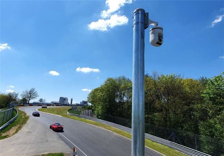 Acht hochauflösende Kameras sorgen auf dem 2,8 Kilometer langen Abschnitt der Nordschleife für den perfekten Überblick. Zum ersten Mal in der Geschichte des Nürburgrings kann die Rennleitung direkt aus der Racecontrol auf das Geschehen auf der Nordschleife blicken.Foto: Nürburgring