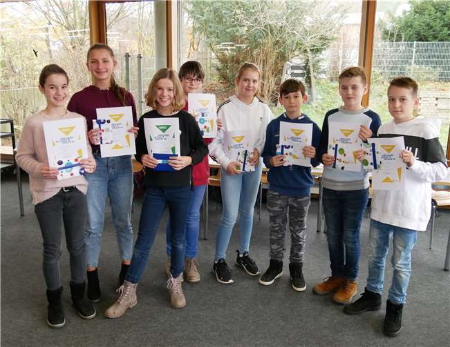 Acht stolze Sechstklässler nehmen am Vorlesewettbewerb des PJGs teil.