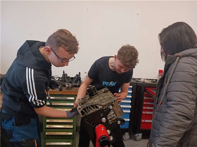 Achtklässler der Friedrich-von-Bodelschwingh Realschule plus Puderbach lernten beim Berufsorientierungsprogramm des Internationalen Bunds in Koblenz verschiedene Berufsfelder kennen.