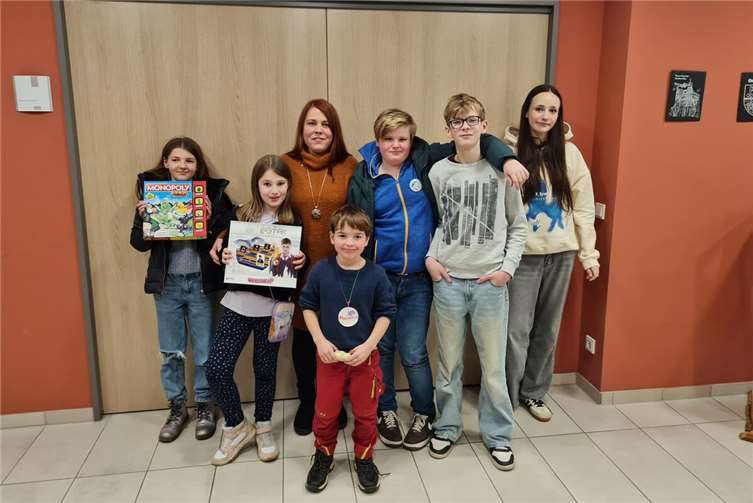 Achtsamkeit und Solidarität erleben: Mini´s und Senioren spielen gemeinsam. Quelle: Pfarrei St. Lukas
