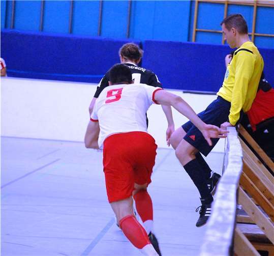 Achtung: Schiedsrichter Markus Wozlawek musste in Deckung gehen, als Milan Rawert (verdeckt) an ihm vorbeistürmte. Fotos: SK