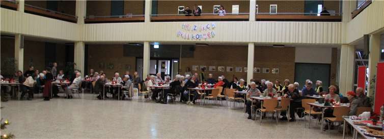 Achtzig Seniorinnen und Senioren nahmen an dem Nachmittag in der vorweihnachtlich geschmückt Aula der Ev. Grundschule teil.