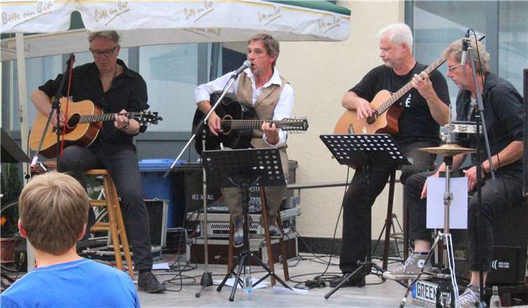 Acoustic Rock startete die Band„Greenberg“ vor dem Willy-Brandt-Forum. Fotos: DL