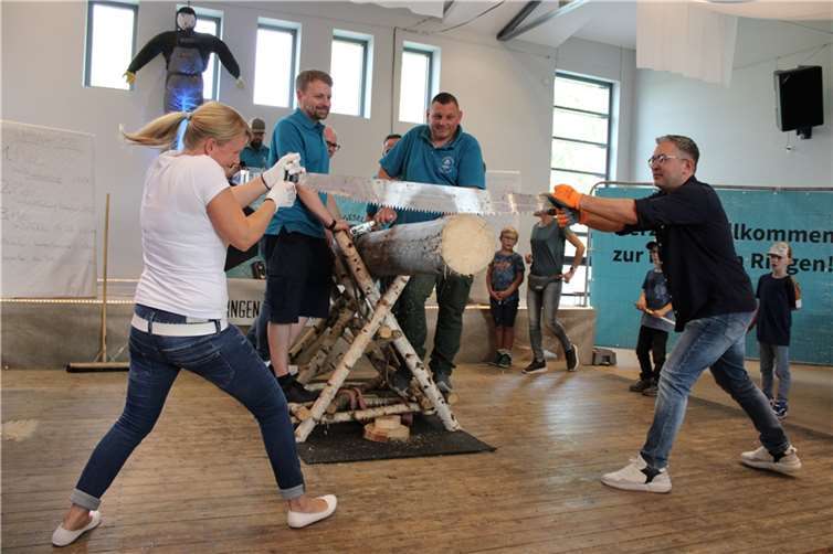 Action, Spannung und Unterhaltung: das Wettsägen ist fester Bestandteil der Ringener Kirmes. Fotos: DU