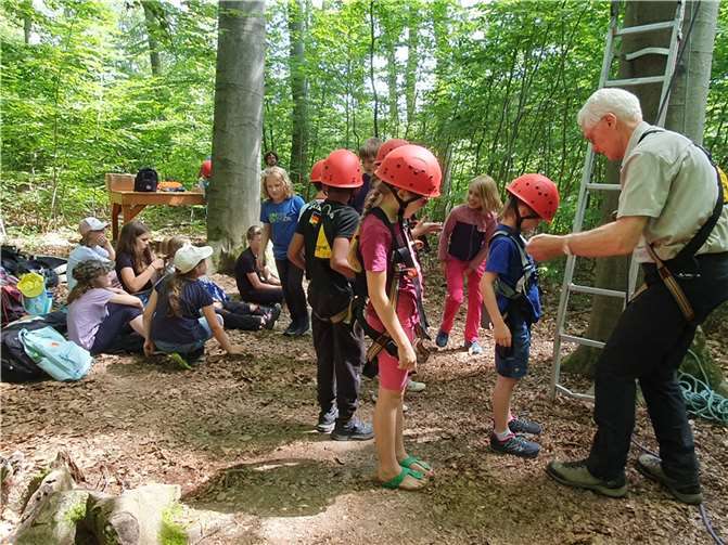Action beim Klettern im Kur- und Heilwald. Foto: Nasstaran Houshmand / Stadtverwaltung Lahnstein