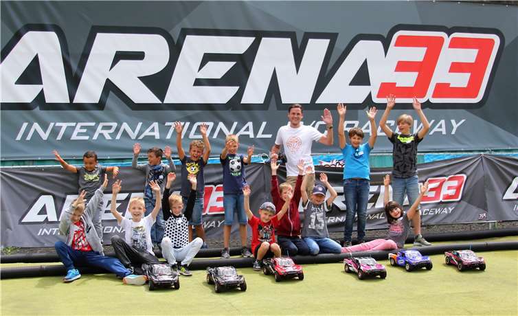 Action pur: Mit den ferngesteuerten Flitzern wurden in der Arena 33 spannende Rennen gefahren. Fotos: privat