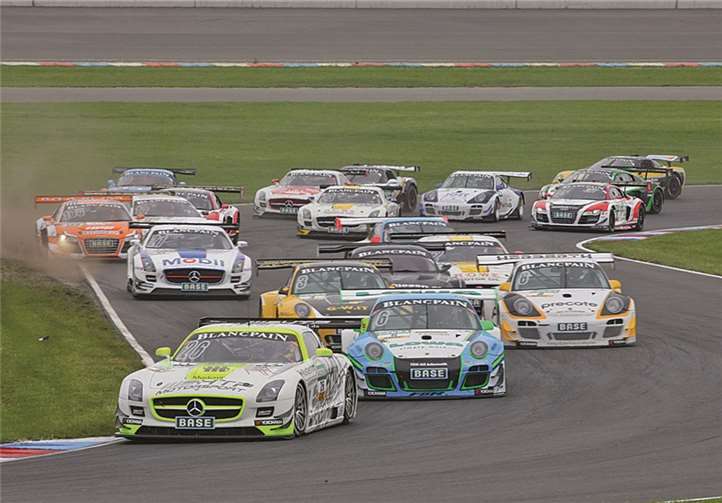 Action pur herrscht beim ADAC GT Masters z.B. beim fliegenden Start. ADAC / Tim Upietz