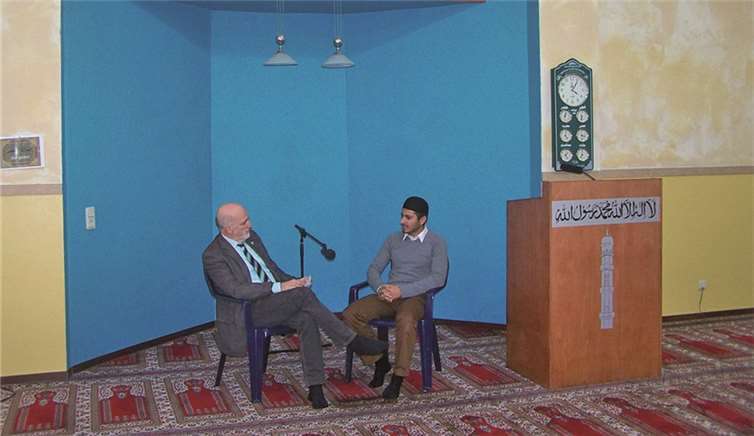 Adanan Ahmed, Mitarbeiter der Abteilung für interreligiösen Dialog auf Bundesebene der Ahmadiyya Muslim Jamaat stellte sich in der Tahir-Moschee in Koblenz den Fragen von Alfred Adams.privat