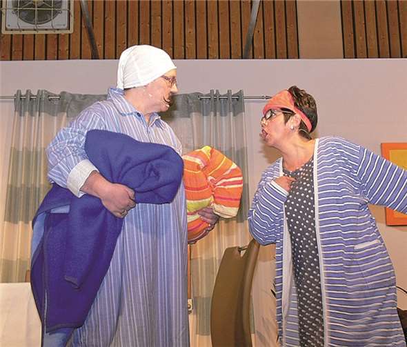 „Adel verpflichtet – der Hausherr verzichtet!“ Otto Neureich ist von den mondänen Anwandlungen seiner Gattin nicht begeistert.