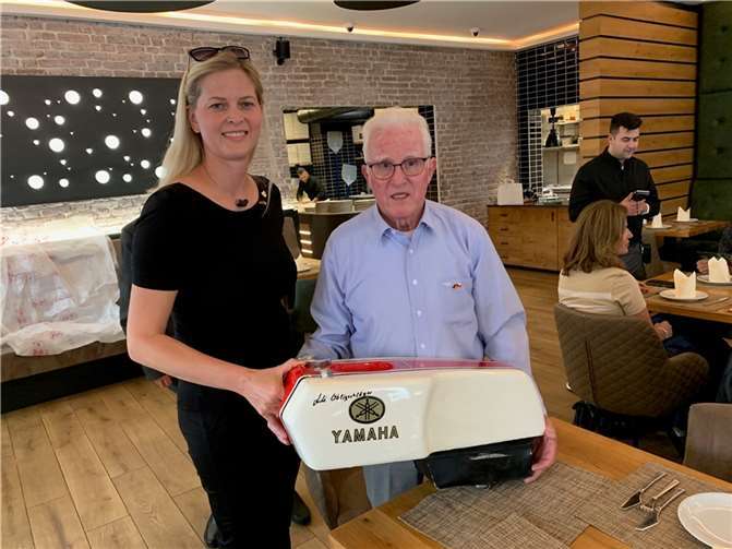 Adéla Tuhá (links) und Adi Ohligschläger mit signiertem Tank.  Foto: Rolf Schumacher