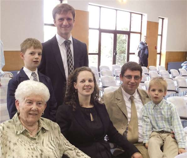 Adelheid Förster, Anna Winter, Christopf Winter mit Sohn Rafael (sitzend von links) sowie Milan Winter und Samuel Arndt (stehend von links) besuchten den Kongress von Jehovas Zeugen in Meckenheim.privat