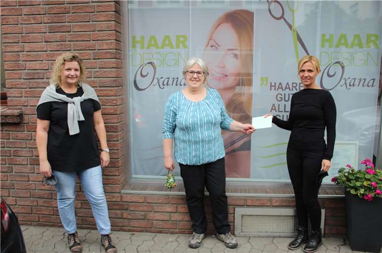 Adelheid Jonas, Martina Weiland und Oxana Murschel bei der Spendenübergabe (v.l.). Foto: privat