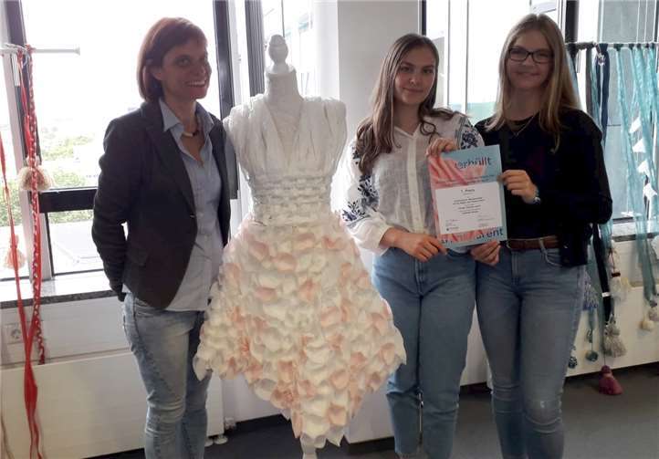 Adelheid Mosele, Emma N. und Denise U. (v.li.) sind zu Recht stolz auf den tollen Erfolg. Foto: privat