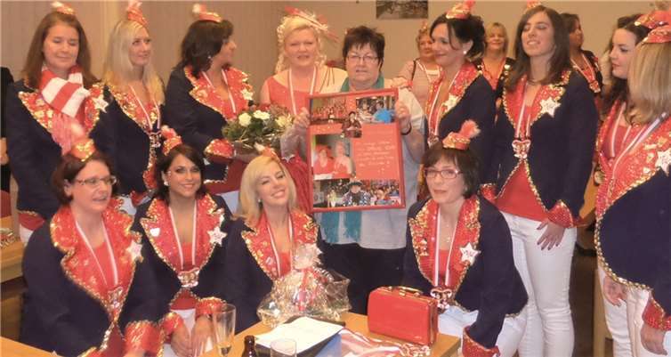 Adelheid Reckenthäler (M.), Büttenrednerin und Frau für alle Fälle, wurde in den wohlverdienten Ruhestand entlassen. privat