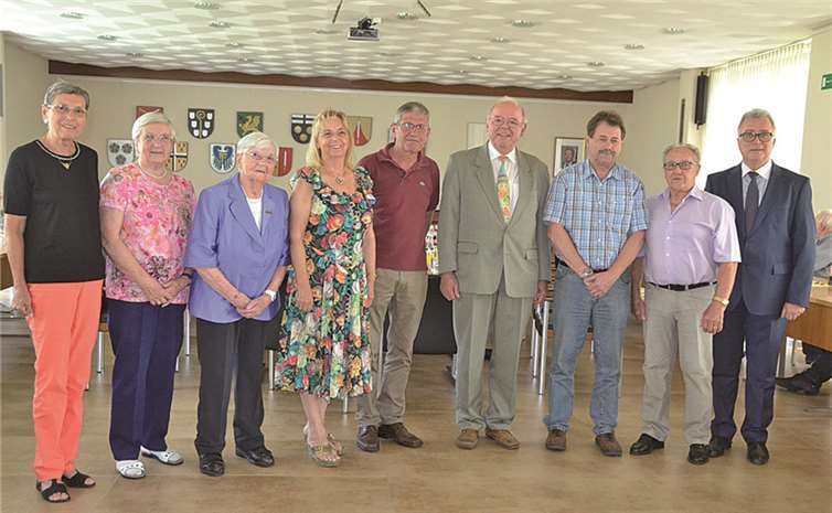 Adelheid Willers, Veronika Zeit, Therese Lütke, Maria Gleißner, Hans Michael Schugt, Franz Moderow, Johannes Greuel und Harro Dietrich sowie Eckhard Maack (v.l.) wurden für ihren langjährigen Einsatz geehrt.RFW
