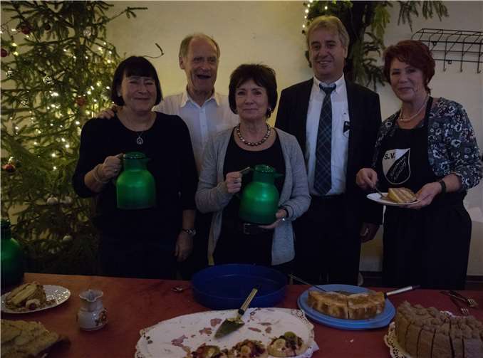 Adelheid und Joachim Forker, Christel und Hubert Neukirchen (Vorsitzender SV Alemannia Adendorf) sowie Ria Müller (v. l.) sorgten gemeinsam mit ihren Mitstreitern für das leibliche Wohl der Senioren.  CEW