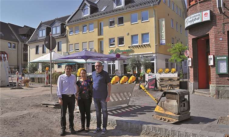 Adem Irmak- „La Campana“, Sonja Crämer- Wirtschaftsförderung Stadt Meckenheim- und Willi Wittges- Stoelben- Vorsitzender Meckenheimer Verbund e.V. (v.l.n.r.)- freuen sich auf viele Besucher. Stadt Meckenheim