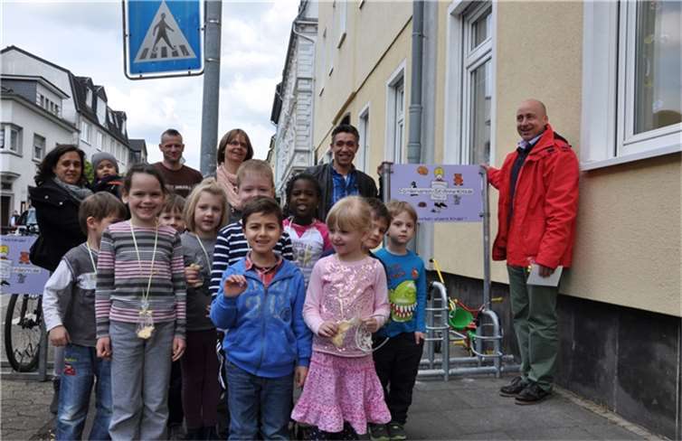 Aden Dogan von der Firma Ypsilon, der die Schilder an den Ständern gestiftet hatte, die Kinder, Axel Friedrich und Rita Britz stellten sich strahlend zum Fototermin an den neuen Fahrradständern auf. privat