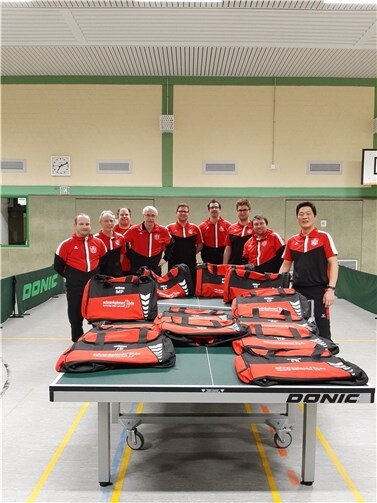 Adenau. Die Firma Schrankplaner.de, vertreten durch Tim Kaltenbac (1.v.r.), spendete den beiden Herrenmannschaften der Tischtennisabteilung des TuWi Adenau neue Sporttaschen. Die Tischtennisspieler freuen sich sehr über die tollen Taschen. Foto: privat