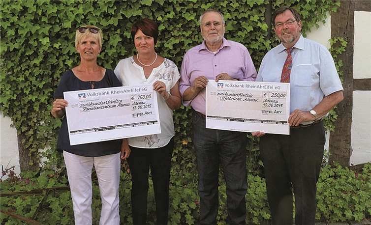 Adenau: Die Vorsitzende und Kassierer übergeben Schecks an Daniela Thiesen (l.) für das Familienzentrum und Bernd Schiffarth (r.) für die Lichtbrücke.SES