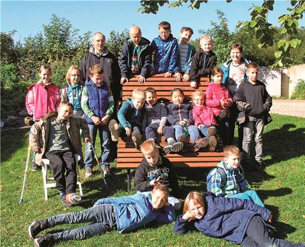 Adenau. Hautnahen Unterricht vor Ort durften die Kinder der Klasse 3c der Grundschule Adenau auf dem landwirtschaftlichen Betrieb der Familie Krause in Hohenleimbach/Lederbach erfahren. Im Rahmen des Sachunterrichtes ging es um das Rind und im speziellen um die Milchkuh. Frau Krause hatte die Kinder zu einem Besuch mit Führung auf ihrem Bauernhof eingeladen. Als Referentin der Landfrauen hatte sie vor den Sommerferien gemeinsam mit den Kindern ein gesundes Frühstück zusammengestellt. Im November wird Frau Krause die Klasse erneut besuchen. Dann geht es um die „Tolle Knolle“ mit Kartoffelsuppe, Kartoffelwaffeln, überbackenen Kartoffeln und mehr. Die Kinder freuen sich schon darauf.privat