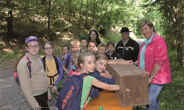 Adenau: Verschiedene Stationen mussten angelaufen werden: Hier müssen die Kinder ertasten, was in der Kiste ist.SES