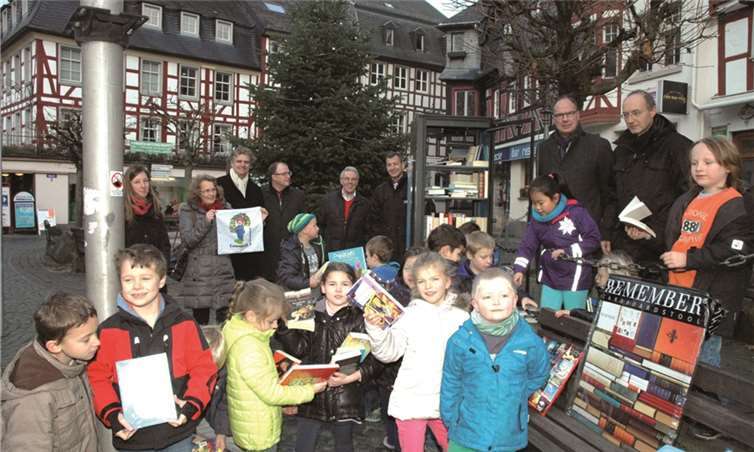 Adenau hat jetzt einen öffentlichen Bücherschrank: (v.r). Lehrer Gerold Brixius, Stadtbürgermeister Arnold Hoffmann, Regionalleiter Michael Dötsch, Erster Beigeordneter Peter Nett, VG-Bürgermeister Guido Nisius, Architekt Hans Jürgen Greve, Stadtbücherei Helga Kaul. Die Schulkinder hatten viel Spaß beim Füllen des Bücherschranks. -UM-