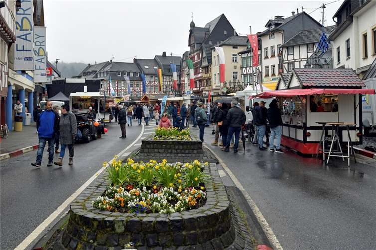 Adenauer Wein- und Frühlingsmarkt lockteauch bei herbstlicher Witterung zahlreiche Besucher in die Johanniterstadt. Fotos: BURG