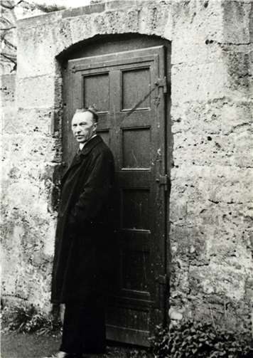Adenauer an der Pforte.Quelle: Abtei Maria Laach