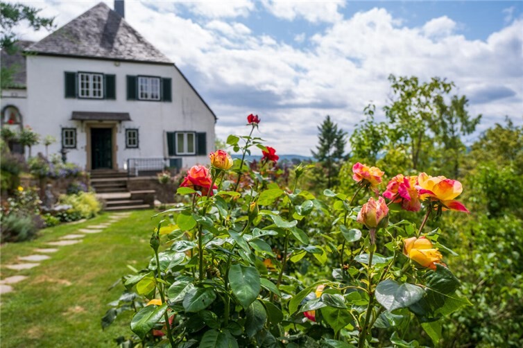 Adenauerhaus mit prächtigem Garten