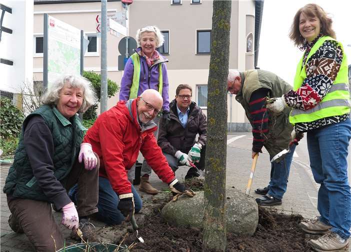 Adendorf soll blühen … dafür engagieren sich (hinten v.l.) Ursula Perkams, Monika Leyendecker-Haas, Beigeordneter Swen Christian und Josef von Wirtz sowie (vorne) Marlene Wolter und Günter Hoffmann. Gemeinde Wachtberg/mm