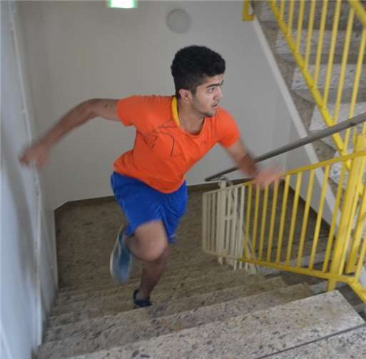 Adhamist 17 Jahre alt.Seine Heimat Syrien verließ er mit 13, dann ging er arbeiten, um für seine Brüder zu sorgen. In Vallendar durfte er unbeschwert mit anderen Jugendlichen ein sportliches Spielewochenende verbringen.