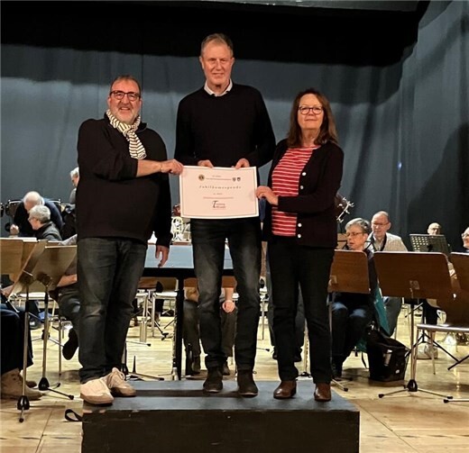 Adi Becker (Leiter des Symphonischen Blasorchester Tomburg Wind), Präsident Karl Böttcher und Josefine Benda-Luetjohann (Lions Club Meckenheim-Wachtberg). Foto: privat