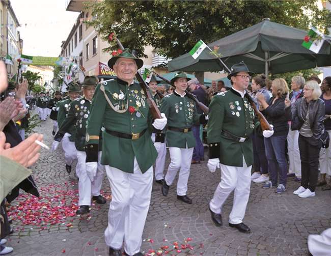 Adi Görres traf mit dem 91. Schuss den Rumpf und wurde als neuer Schützenkönig mächtig gefeiert. AB