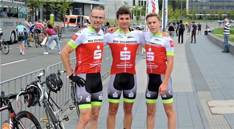 Adil Bauer (Mitte) und Jacob Heß (rechts) konnten sich an den beiden Renntagen in Aachen steigern. Foto: privat