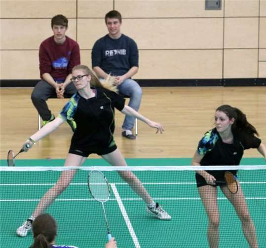 Adina Klein und Marie Cronenberg schafften es unter den Augen ihrer beiden Manschaftskameraden bis ins Viertelfinale.  privat