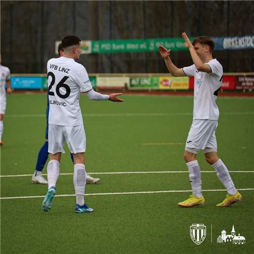 Adis Siljkovic (26) gratuliert Fabio Schopp zum 1:0-Treffer.