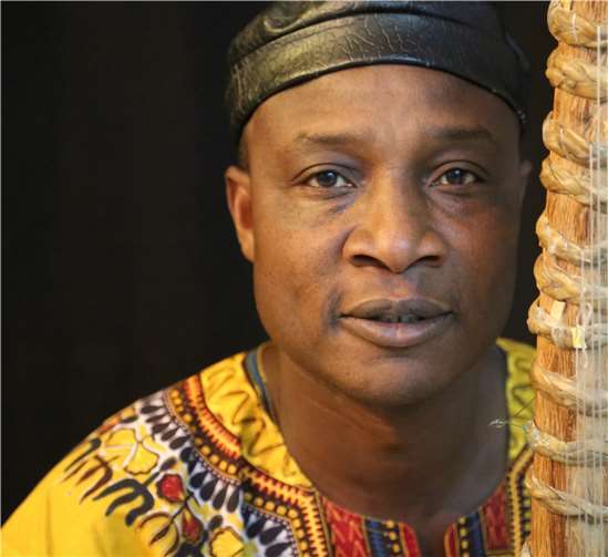 Adjiri Odametey gibt am 6. März ein Konzert in der Marktkirche. Foto: africmelo records