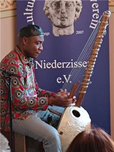 Adjiri Odametey mit der Koraharfe beim Konzert in der ehem. Synagoge Niederzissen.  Foto: Richard Keuler