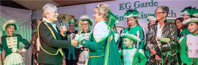 Adjutantin Hannelore Thelen proklamierte ihre Nachfolgerin und Ehefrau zur Prinzessin Karen I. bei der Proklamationssitzung im Escher Vereinstreff. Fotos: JOST