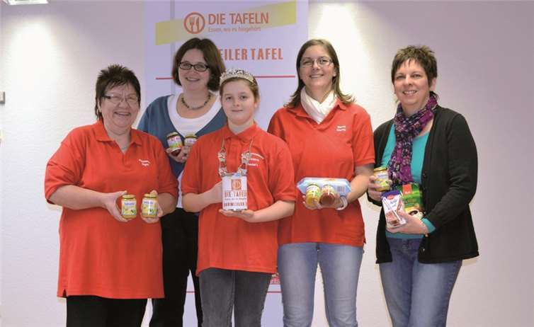 Adjutantin Sigrid Mücke, Caritas-Mitarbeiterin Christiane Böttcher, Kinderprinzessin Chantal I., Prinzessinnenmutter Conny Erxleben und Angelika Schorn, ehrenamtliche Tafelmitarbeiterin der „Ahrweiler Tafel“ (v.l.), bei der Spendenübergabe in Bad Neuenahr-Ahrweiler. privat