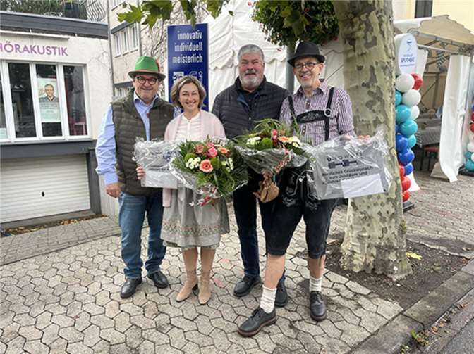 Adler-Apotheke Dr. Schlags und Optiker Uli Rawert feierten gemeinsam Oktoberfest in der Bahnstraße.  Foto: privat